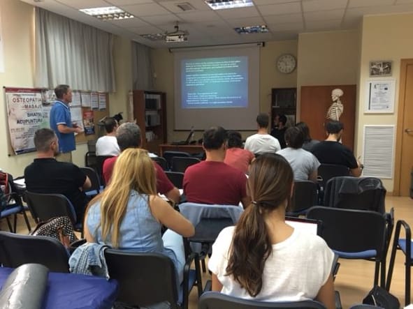 Alain MILLE pendant l'enseignement d'un cours théorique dispensé lors de la formation en Espagne à SARAGOSSE